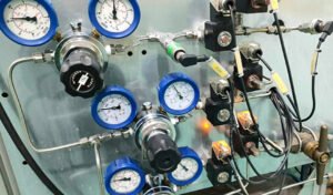 Dial-a-flow calibration gas regulators with adjustable multi-flow settings