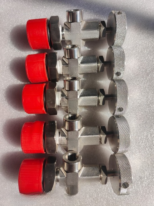 Automatic on-demand regulator for calibration gas cylinders