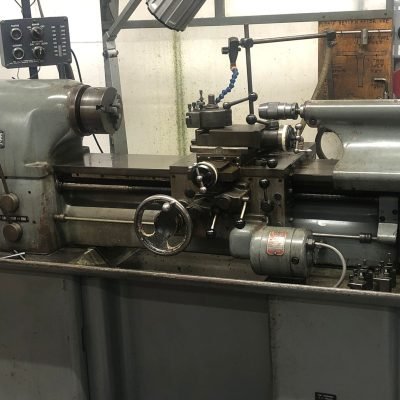 Gas regulator assembly and leak testing benches