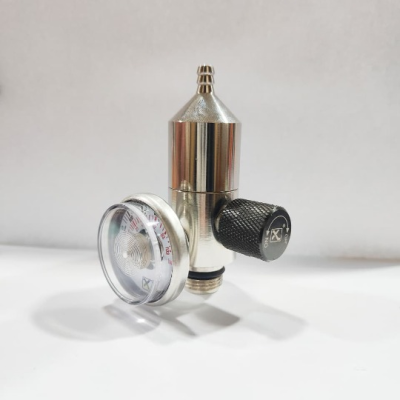 Dial-a-flow regulator with adjustable flow settings for calibration gases